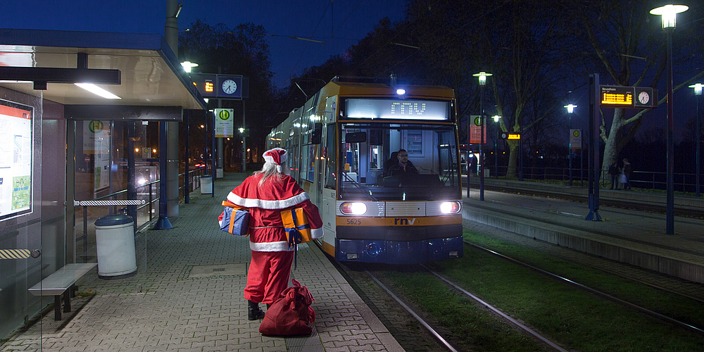 Kampagne 2017 Weihnachtsmann wartet auf Straßenbahn