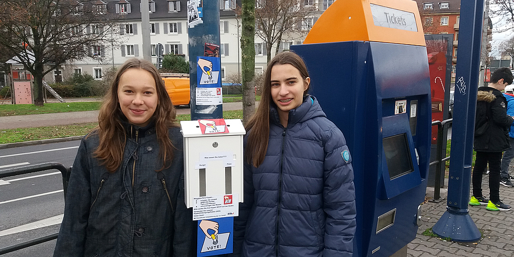 Clara Legner und Nemea Holme präsentieren Jugend forscht Projekt