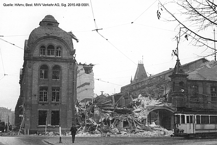 Verwaltungsgebäude der Verkehrsbetriebe in der Mannheimer Collinistraße nach der Zerstörung aus der Luft, Dezember 1943