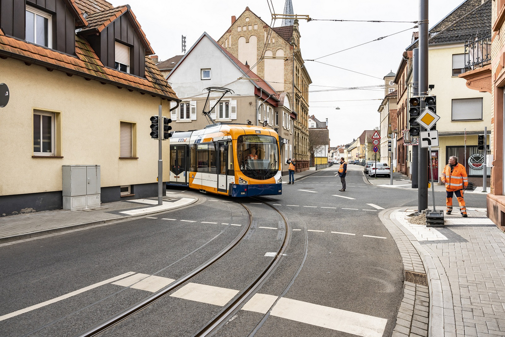 In engen Gleisbögen werden zur Reduktion von Reibung und Geräuschentwicklung sogenannte Schmieranlagen eingebaut.