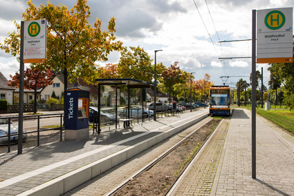Haltestelle Waldfriedhof mit Fahrplanaushang