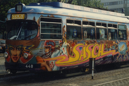 Grossflächige Werbung eines Sportklamottenherstellers auf einer Strassenbahn