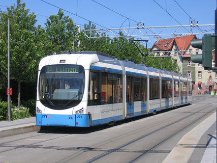 Eine hellblaue Variobahn steht am Hans-Thoma-Platz in Heidelberg.