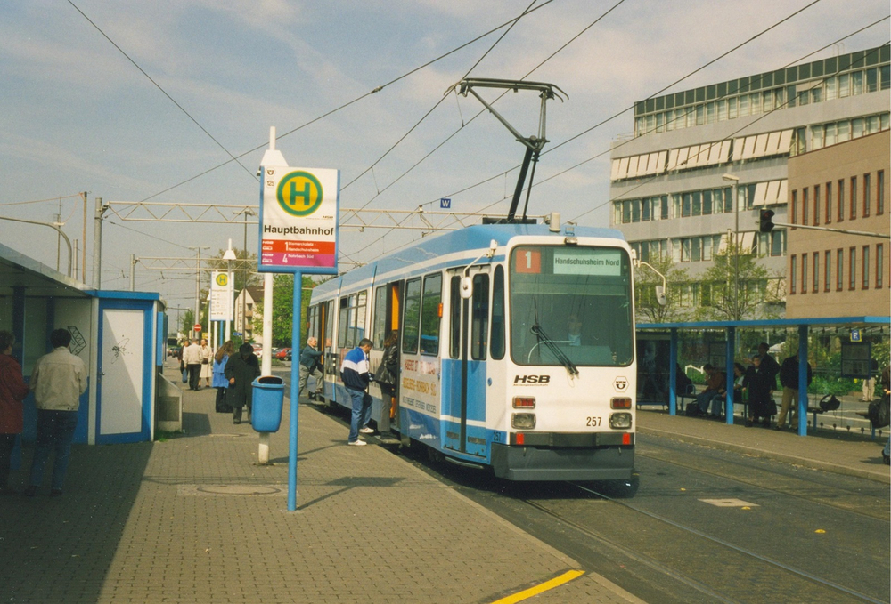 Eine hellblaue Straßenbahn steht an der alten Haltestelle am Heidelberger Hauptbahnhof.