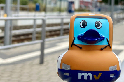 Marie-Luise vor der Haltestelle Deutscher Hof