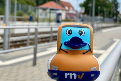 Marie-Luise vor der Haltestelle Deutscher Hof