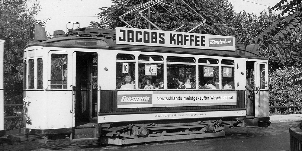 Strassenbahn mit Jacobs Kaffee Werbung