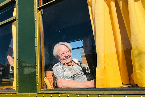 Eleonore Domagala in Salonwagen an ihrem 95. Geburtstag 