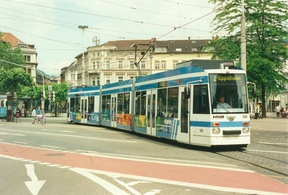 Eine Straßenbahn fährt vom Bismarckplatz in Heidelberg in Richtung Bergheimer Straße.