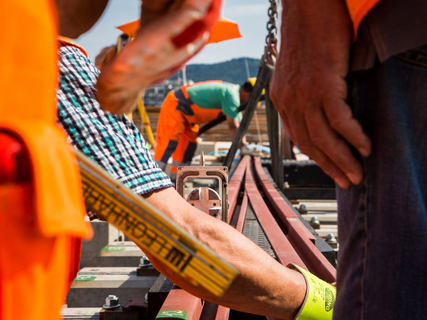 Millimeterarbeit beim Gleisneubau