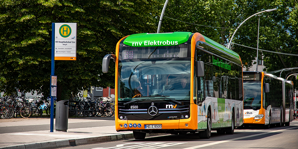 E-Bus und Dieselbus in Heidelberg