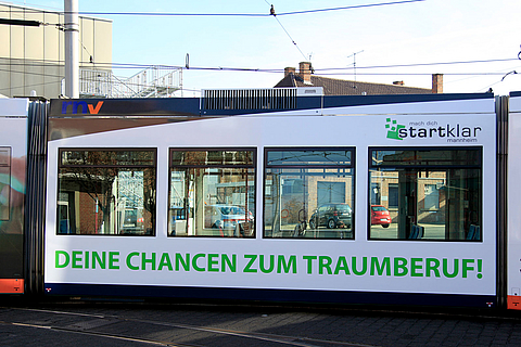 Straßenbahn mit Werbung zur startklar