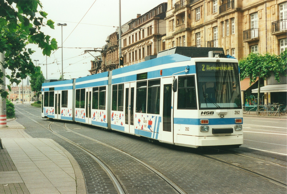 Eine Straßenbahn vom Typ MGT6D am 15. Juni 1995 am Bismarckplatz in Heidelberg.