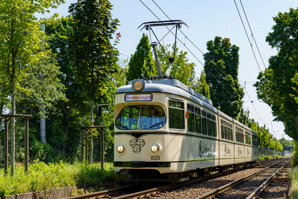 Der RHB-1020 frisch saniert und lackiert als neues rnv-Eventfahrzeug zwischen den Haltestellen Neckarplatt und Pfeifferswörth.