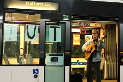 Musiker spielt Gitarre in Kulturtram