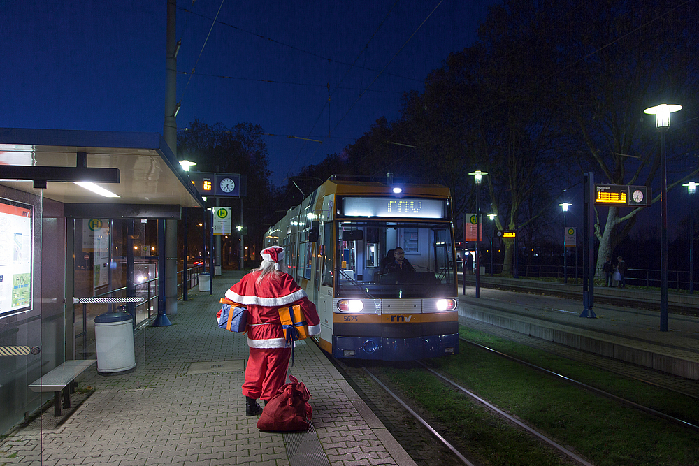 Nikolaus wartet auf Straßenbahn