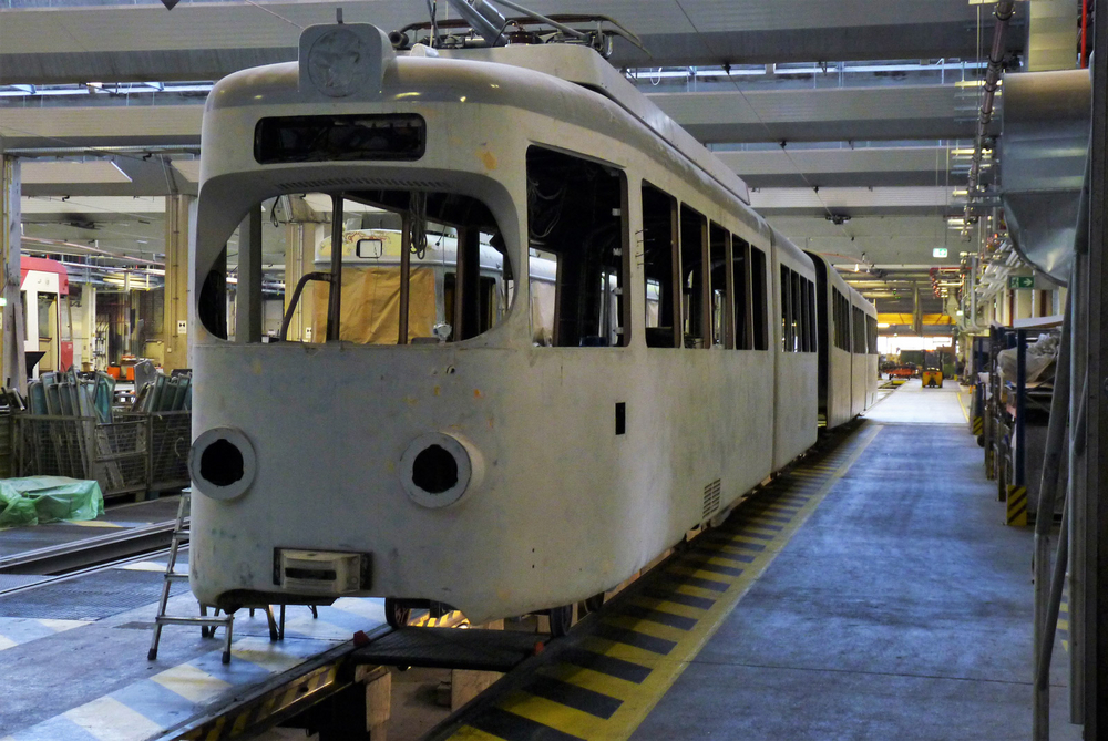 Der Wagenkasten des RHB-1020 steht auf Hilfsfahrwerken in der Zentralwerkstatt Mannheim der rnv.