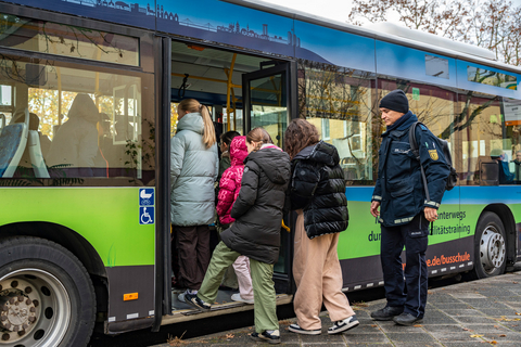 Die Schüler üben das sichere Einsteigen in den Bus der rnv-Busschule.