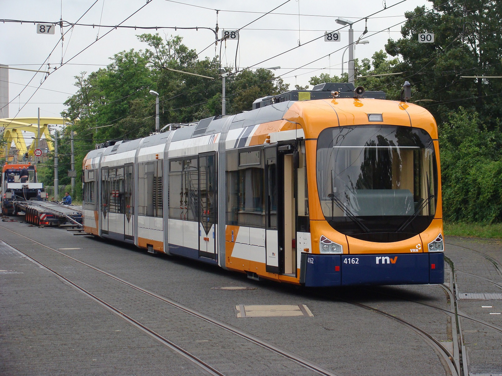 Eine orange-blaue Variobahn wurde im Betriebshof Möhlstraße in Mannheim vom Tieflader abgeladen.