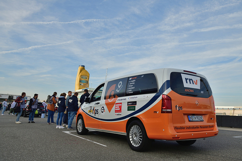 Der fips der rnv, ein Mercedes eVito, in der Startaufstellung zur ADAC 18h-e-competition auf dem Hockenheimring.