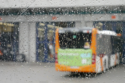 rnv Bus hinter verregneter Scheibe