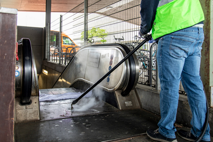 Entfernung von Kaugummi an Rolltreppen