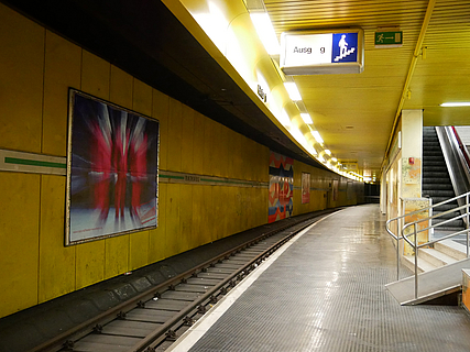 Mittelbahnsteige für Zweirichtungs-Stadtbahnwagen an der Haltestelle LU Rathaus