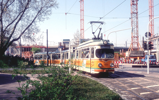 Der Zwölfachser hat im Frühjahr 1989 den Tunnel am Ludwigshafener Rathaus verlassen und erreicht den Ludwigsplatz.