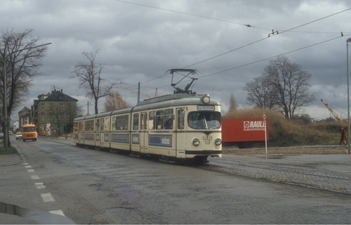 Wagen 1020 zwischen den ehemaligen Haltestellen Rotes Kreuz und Heinrich-Pesch-Haus in Richtung Bad Dürkheim. 