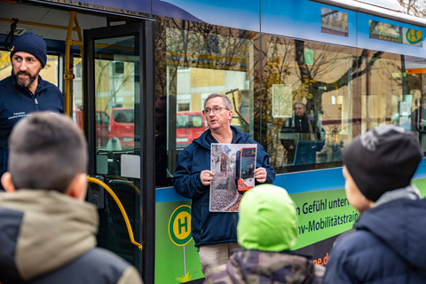 Uwe Blümler erklärt in der rnv-Busschule einer Schulklasse, mit welchem Verhalten die Kinder im ÖPNV sicher unterwegs sind.