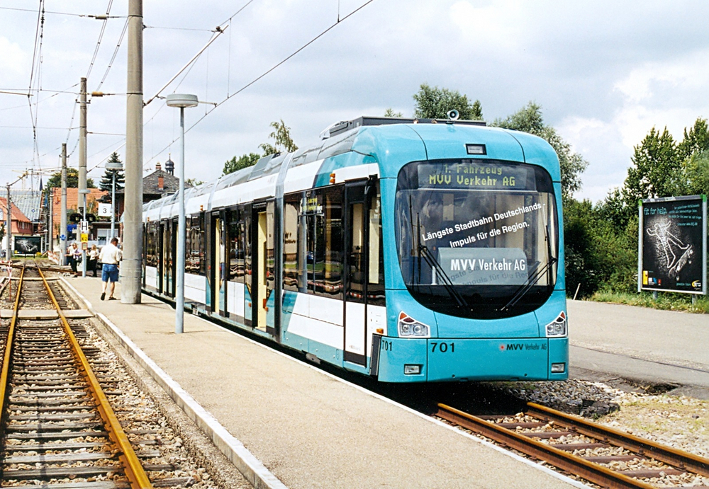 Die türkise Variobahn wird im Sommer 2002 in Seckenheim der Öffentlichkeit präsentiert.