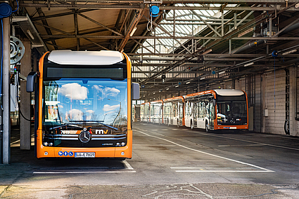 Neue E-Busse im Betriebshof der rnv in Ludwigshafen