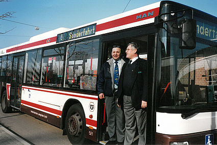 Bambauer und Kollege vor Bus