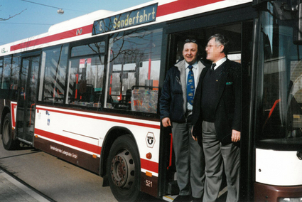 Bambauer und Kollege vor Bus