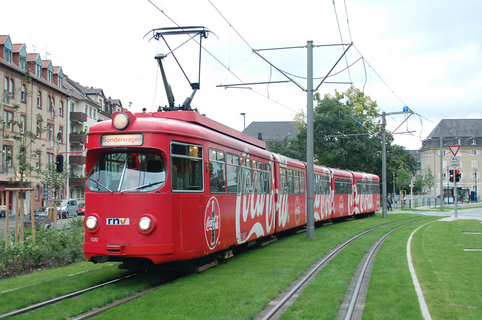 Der RHB-1020 bei einer Probefahrt im Jahr 2007 an der Haltestelle Schafweide in Mannheim. Die Straßenbahn ist in einer Werbung für Coca Cola lackiert.