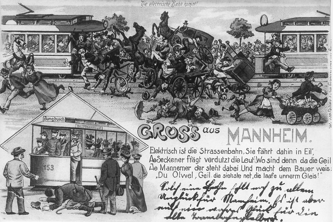 Postkarte zur Einführung der elektrischen Straßenbahn in Mannheim, 1900 Zeichnung: gut gekleidete Menschen in der Mode um 1900 (Gehrock, Anzug, langes Kleid und Hut) fahren in einer Straßenbahn. Andere Menschen stehen herum, bücken sich und sehen unter der Bahn nach.