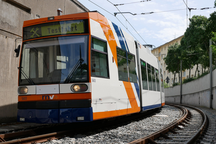 Grauer Beton und bunte Bahn: Wagen 5603 mit Ziel Ludwigshafen Hauptbahnhof