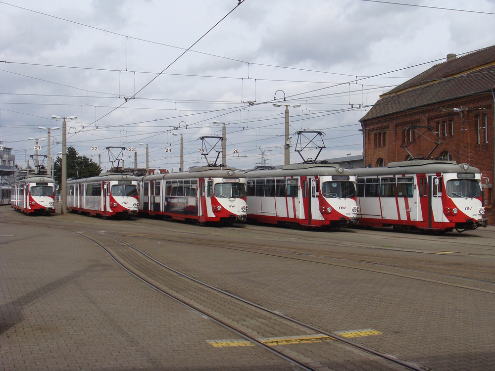 Drei Straßenbahnen vom Typ GT8