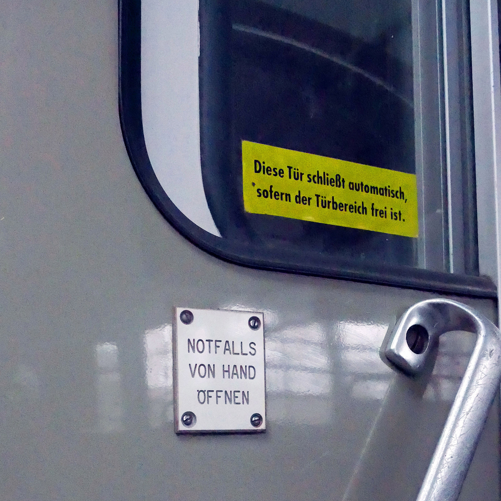 Warnhinweis an der Tür