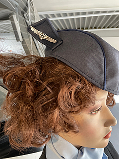 Alte Dienstkleidung für Frauen: Hut mit geflügeltem Wagenrad