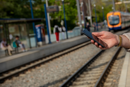 Mit dem Smartphone direkt an der Haltestelle ein digitales Ticket lösen