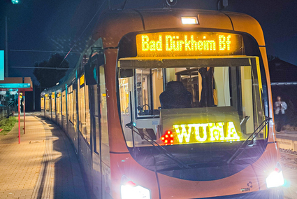 Eine Straßenbahn vom Typ RNV mit der Leuchtschrift "WUMA" im Fahrerfenster.