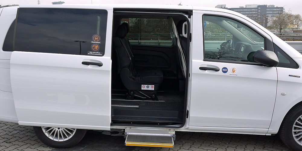 fips-Fahrzeug mit geöffneter Tür zum Fahrgastraum und Trittstufe