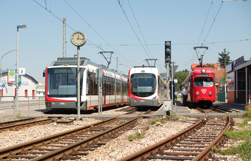 Die Bahn vom Typ RHB-1020 neben zwei Straßenbahnen: Eine vom Typ RNV6Z und die andere vom Typ V6