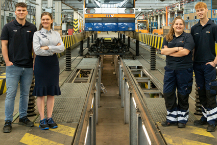 rnv-Azubis in der Werkstatt mit Strassenbahn im Hintergrund