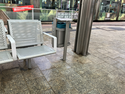Ein Mülleimer an der Haltestelle nach der Reinigung