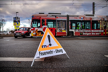 Feuerwehr-Übung mit Straßenbahn