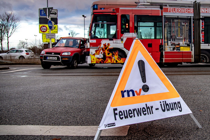 Feuerwehr-Übung mit Straßenbahn