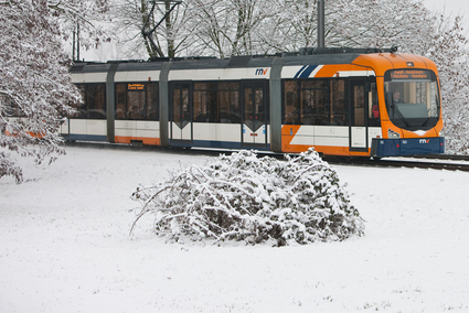 Straßenbahn in Schneelandschaft