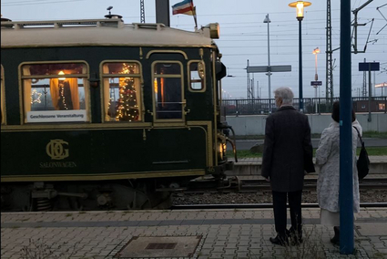 Weihnachtlich geschmückter Salonwagen fährt ein